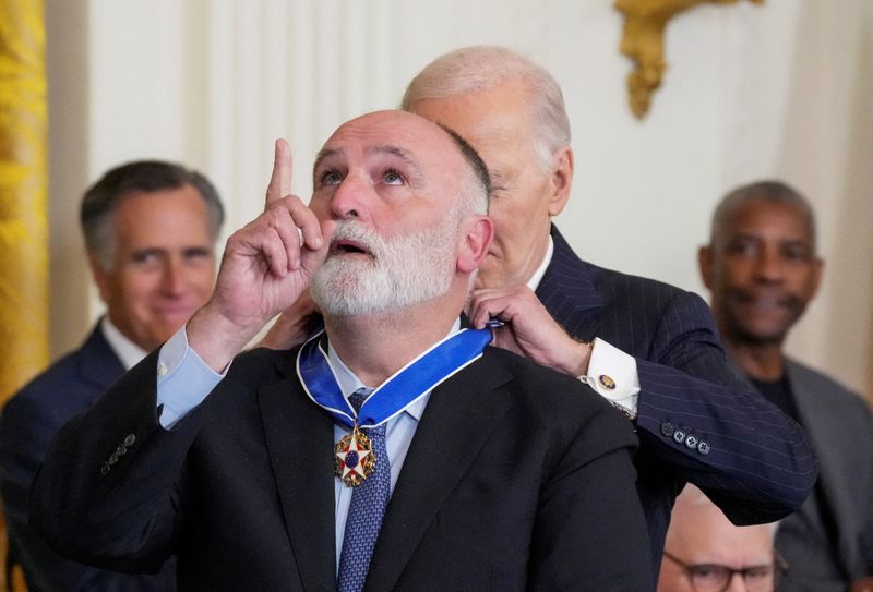 © Reuters. FILE PHOTO: U.S. President Joe Biden presents the Presidential Medal of Freedom to Chef and head of World Central Kitchen Jose Andres in the East Room of the White House, in Washington, U.S. January 4, 2025. REUTERS/Ken Cedeno/File Photo