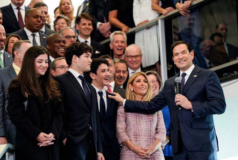 © Reuters. Newly confirmed U.S. Secretary of State Marco Rubio speaks next to his family members at the State Department in Washington, U.S., January  21, 2025. REUTERS/Elizabeth Frantz