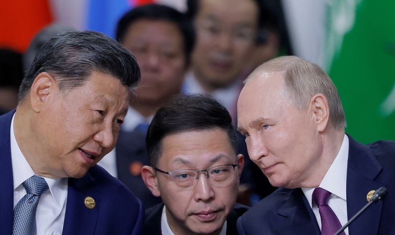 &copy; Reuters. O presidente russo, Vladimir Putin, e o presidente chinês, Xi Jinping, falam durante sessão na cúpula do BRICS em Kazan, Rússian24/10/2024nREUTERS/Maxim Shemetov/Pool