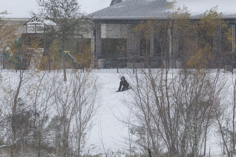 &copy; Reuters. Criança brinca na neve em Houston, Texasn21/01/2025nREUTERS/Adrees Latif