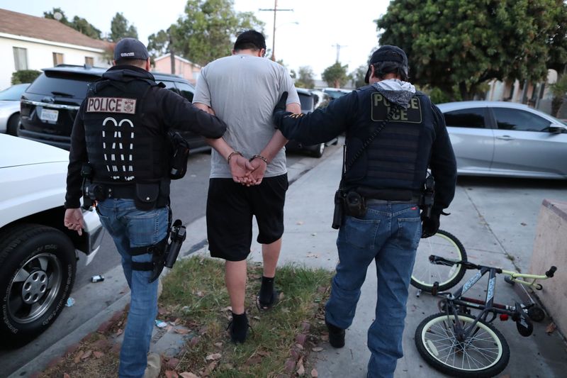 © Reuters. FILE PHOTO: ICE Officers arrest a Mexican national at a home in Paramount, California, U.S., March 1, 2020. REUTERS/Lucy Nicholson/ File photo