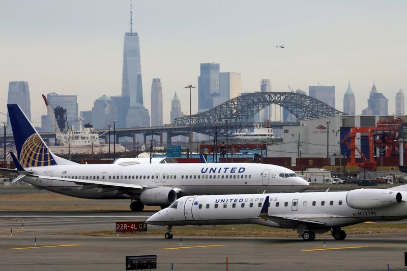 © Reuters. FILE PHOTO: United Airlines passenger jets taxi with New York City as a backdrop, at Newark Liberty International Airport, New Jersey, U.S. December 6, 2019. REUTERS/Chris Helgren/File Photo