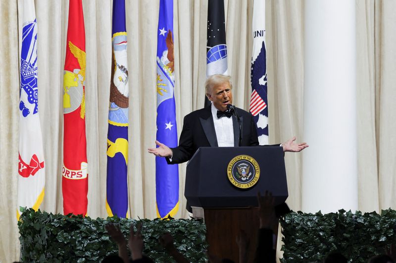 © Reuters. U.S. President Donald Trump speaks as he attends the Commander in Chief Ball in honor of his inauguration in Washington, U.S., January 20, 2025. REUTERS/Daniel Cole