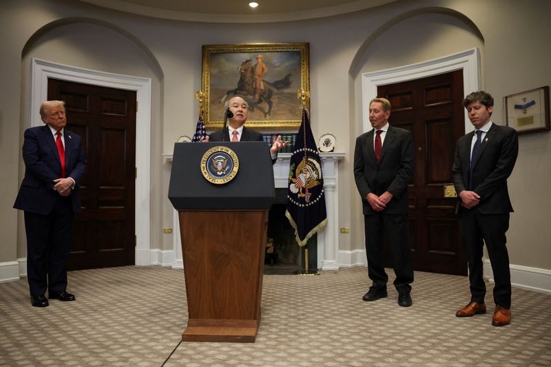 © Reuters. SoftBank CEO Masayoshi Son speaks after U.S. President Donald Trump delivered remarks on AI infrastructure, next to Oracle co-founder Larry Ellison and OpenAI CEO Sam Altman at the Roosevelt room at White House in Washington, U.S., January 21, 2025.  REUTERS/Carlos Barria