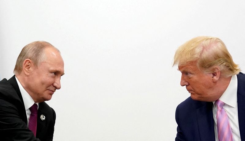 &copy; Reuters. Trump e Putin se reúnem durante reunião do G20 em Osaka, Japãon28/06/2019nREUTERS/Kevin Lamarque