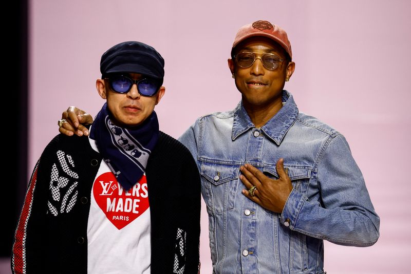 Pharrell Williams se une a Nigo para desfile da Louis Vuitton no Louvre