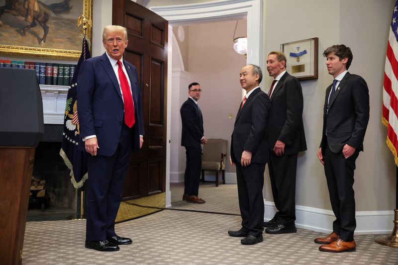 © Reuters. Trump fala ao lado de Larry Ellison, Masayoshi Son e Sam Altman na Casa Branca
21/01/2025
REUTERS/Carlos Barria