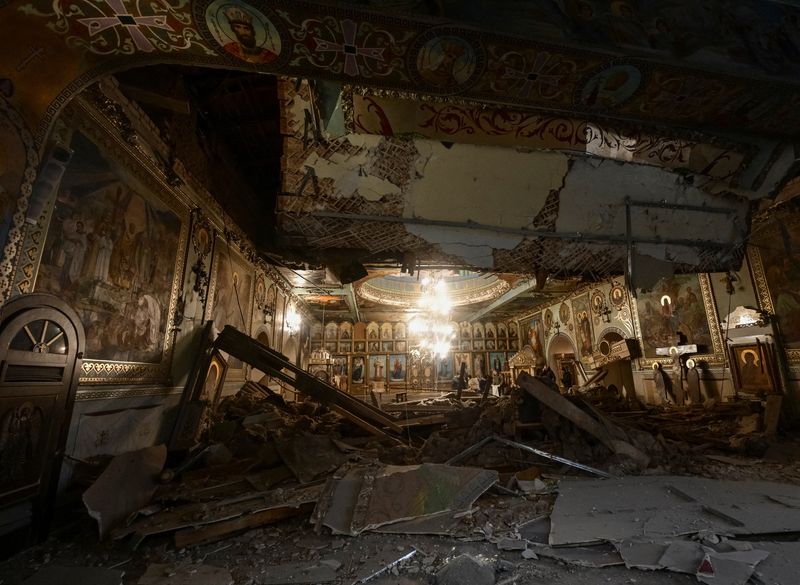 &copy; Reuters. FILE PHOTO: Priests and worshippers clear debris inside St. Andrew's Cathedral damaged by Russian missile strikes, amid Russia's attack on Ukraine, in Zaporizhzhia, Ukraine January 18, 2025. REUTERS/Stringer/File Photo