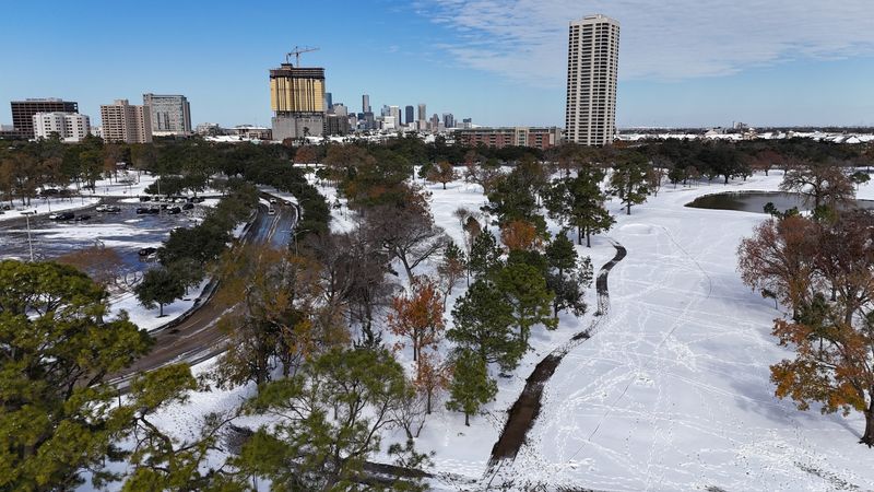 © Reuters. A drone picture shows snow covering Hermann Park and the downtown Houston skyline in the distance in Houston, Texas, U.S. January 21, 2025. REUTERS/Evan Garcia