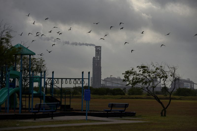 © Reuters. FILE PHOTO: A portion of the Cheniere Texas LNG facility is seen from a playground near a residential neighborhood in Portland, Texas, U.S., June 13, 2022. REUTERS/Callaghan O'Hare/File Photo