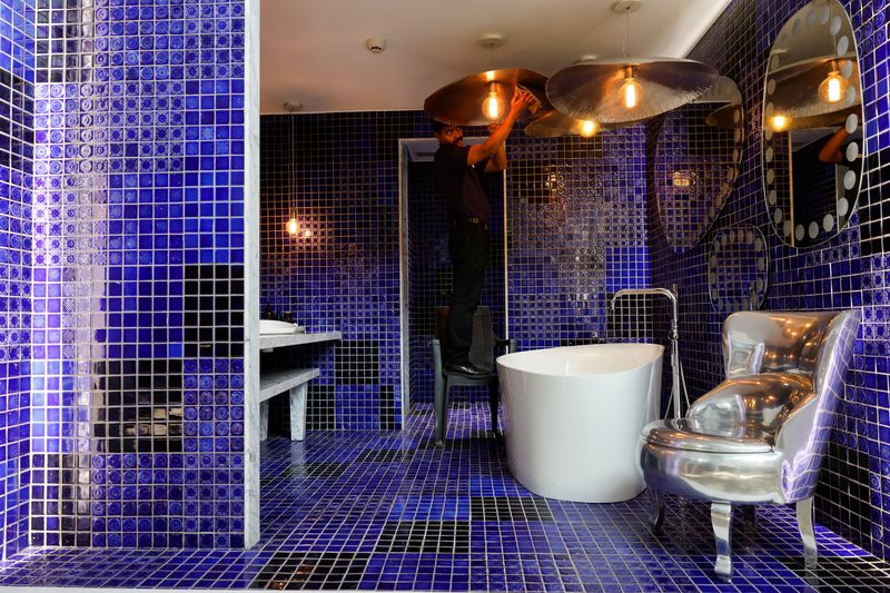 © Reuters. A man cleans inside a sample bathroom at a Kohler experience centre in Mumbai, India October 17, 2024. REUTERS/Francis Mascarenhas