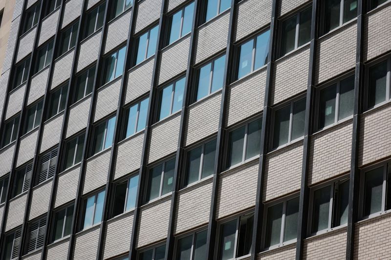 © Reuters. FILE PHOTO: A vacant office building, 5 Hanover Square, is seen in the financial district of New York City, US, July 6, 2023. REUTERS/Brendan MacDiarmid/File Photo