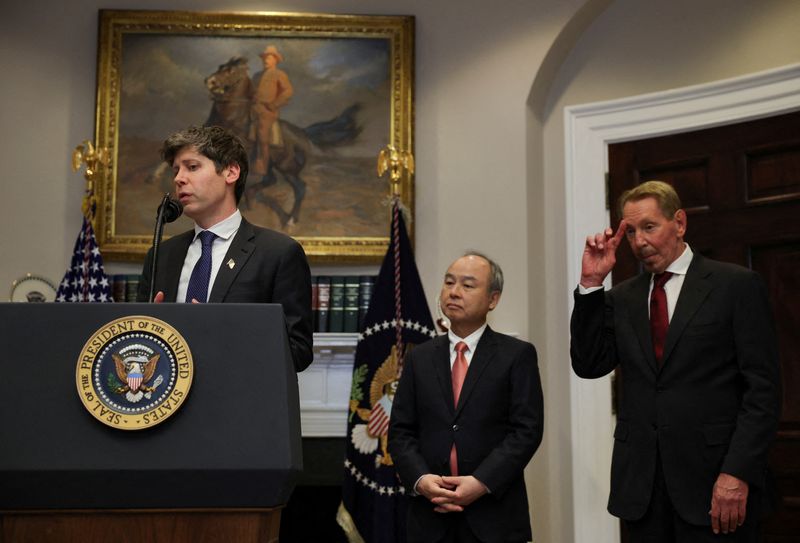 © Reuters. OpenAI CEO Sam Altman speaks next to Oracle co-founder Larry Ellison and SoftBank CEO Masayoshi Son after U.S. President Donald Trump delivered remarks on AI infrastructure at the Roosevelt room at White House in Washington, U.S., January 21, 2025.  REUTERS/Carlos Barria