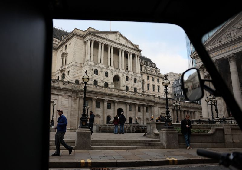  People walk past the Bank of England, in London, Britain, January 17, 2025. REUTERS/Isabel Infantes/File Photo