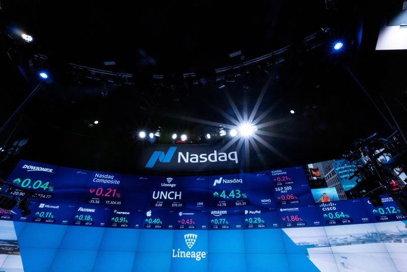 © Reuters. FILE PHOTO: A screen displays the logo of Lineage, the world’s largest global temperature-controlled warehouse as it holds an initial public offering (IPO) at the Nasdaq MarketSite, at Times Square in New York City, U.S., on July 25, 2024.  REUTERS/Eduardo Munoz/File Photo