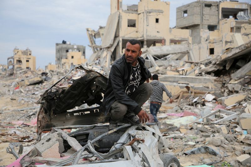 &copy; Reuters. A Palestinian gestures amid the rubble of buildings destroyed during the Israeli offensive, following a ceasefire between Israel and Hamas, in Rafah in the southern Gaza Strip, January 22, 2025. REUTERS/Hatem Khaled