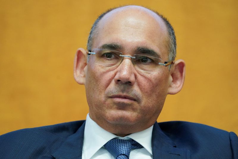 © Reuters. FILE PHOTO: Bank of Israel Governor Amir Yaron listens to remarks on 