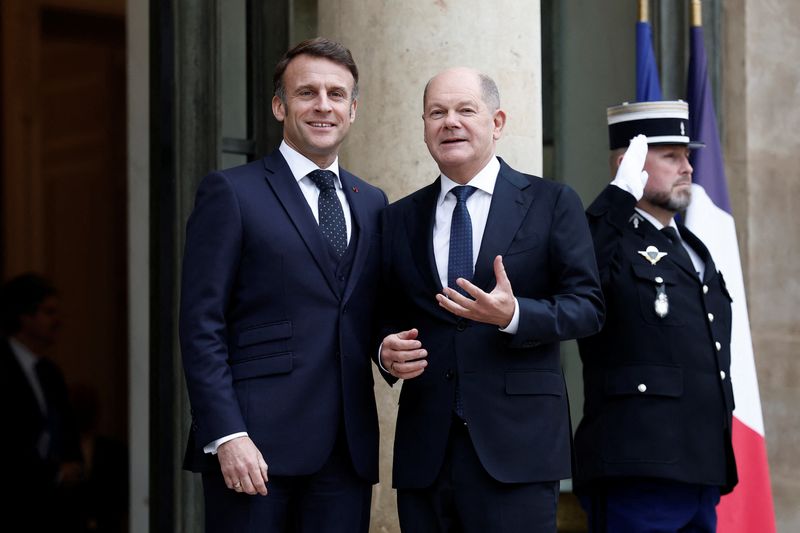 © Reuters. French President Emmanuel Macron greets German Chancellor Olaf Scholz as he arrives for a meeting at the Elysee Palace in Paris, France, January 22, 2025. REUTERS/Benoit Tessier