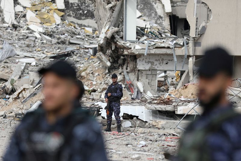 © Reuters. Palestinian Hamas policemen keep guard at their destroyed headquarters, following a ceasefire between Israel and Hamas, in Gaza City, January 22, 2025. REUTERS/Dawoud Abu Alkas   