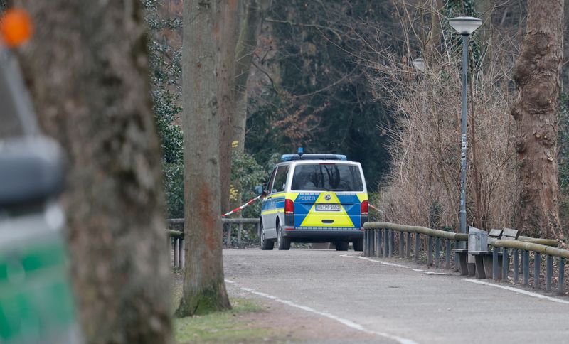 © Reuters. German police secures a park, where earlier today two people were killed in a knife attack, one of them a child, in Aschaffenburg, Germany, January 22, 2025.     REUTERS/Heiko Becker