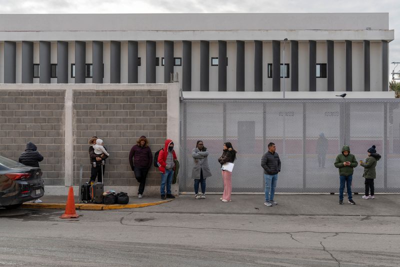 © Reuters. Asylum seekers, who had appointments made through U.S. Customs and Border Protection's CBP One app, wait for information outside the National Migration Institute office ( INM) in Piedras Negras, Coahuila, Mexico January 21, 2025. REUTERS/Cheney Orr