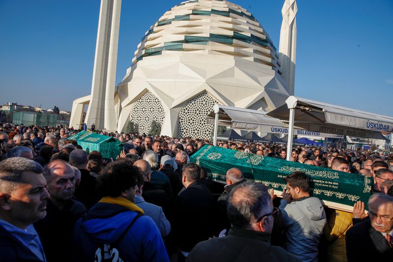 © Reuters. Relatives and friends of a Turkmen family who died in a hotel fire in the Kartalkaya ski resort carry coffins during their funeral in Istanbul, Turkey January 22, 2025. REUTERS/Dilara Senkaya