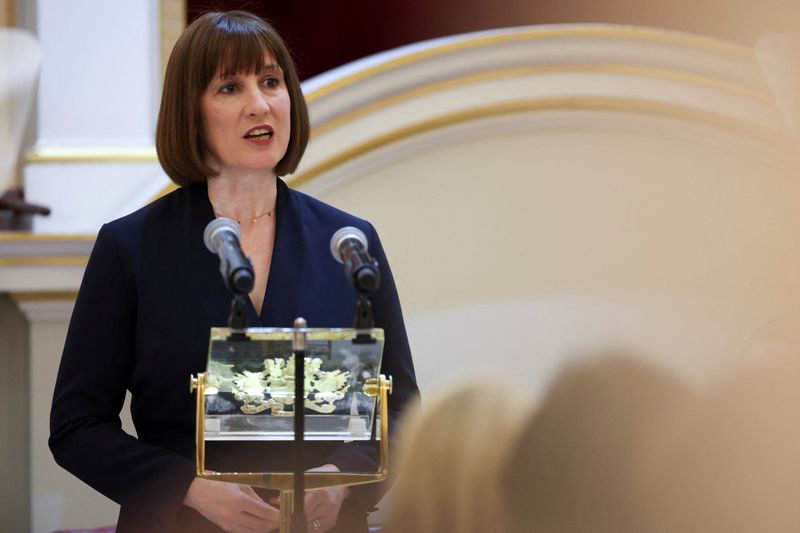 © Reuters. FILE PHOTO: British Chancellor of the Exchequer Rachel Reeves delivers a speech at the annual Mansion House dinner in London, Britain November 14, 2024. REUTERS/Isabel Infantes/Pool/File Photo