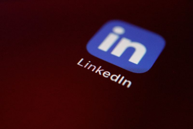 © Reuters. The LinkedIn mobile app logo is displayed in this illustration taken on October 19, 2021. REUTERS/Florence Lu/Illustration