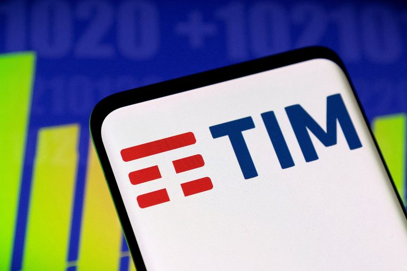 &copy; Reuters. Il logo di Telecom Italia (Tim) e il grafico delle azioni. REUTERS/Dado Ruvic