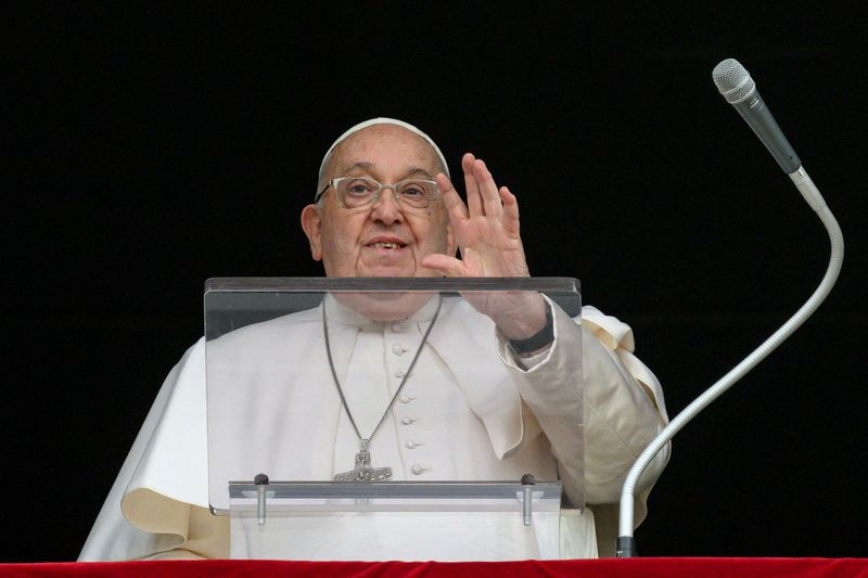 &copy; Reuters. Pope Francis leads the Angelus prayer from his window at the Vatican, following a ceasefire between Israel and Hamas, January 19, 2025. Vatican Media/Simone Risoluti/­Handout via REUTERS