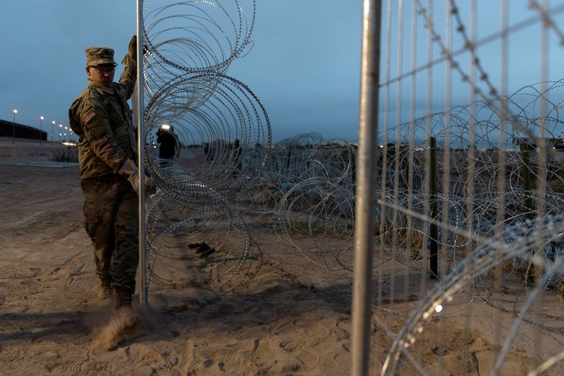  U.S. National Guard troops install new anti-climb barriers lined with concertina wire at the U.S.-Mexico border to prevent migrants from crossing the Rio Grande River into El Paso, Texas, U.S., April 2, 2024.    REUTERS/Cheney Orr/File Photo