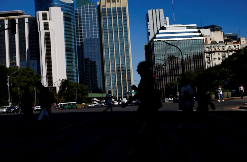 © Reuters. FILE PHOTO: Pedestrians walk in downtown Buenos Aires, Argentina January 16, 2025. REUTERS/Agustin Marcarian/File Photo