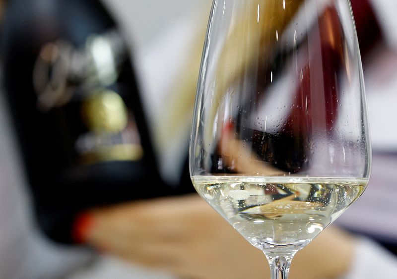 © Reuters. FILE PHOTO: A sommelier pours a glass of sparkling wine at the 50th Vinitaly international wine and spirits exhibition in Verona, northern Italy, April 12, 2016. REUTERS/Stefano Rellandini/File Photo