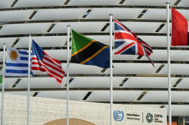 &copy; Reuters. FILE PHOTO: State flags of Uruguay, the United States, Tanzania and Britain fly near the venue of the United Nations climate change conference COP29 in Baku, Azerbaijan November 16, 2024. REUTERS/Janis Laizans/File Photo