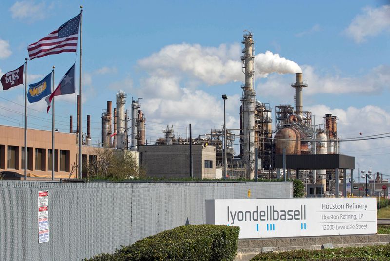 &copy; Reuters. FILE PHOTO: A general view of the Lyondell-Basell refinery in Houston, Texas February 1, 2015. REUTERS/Richard Carson/File Photo