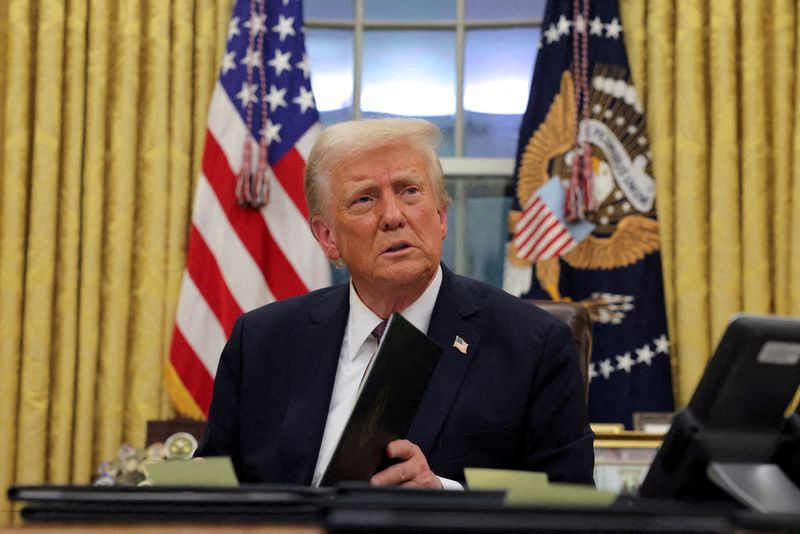 © Reuters. FILE PHOTO: U.S. President Donald Trump signs documents in the Oval Office at the White House on Inauguration Day in Washington, U.S., January 20, 2025. REUTERS/Carlos Barria/File Photo