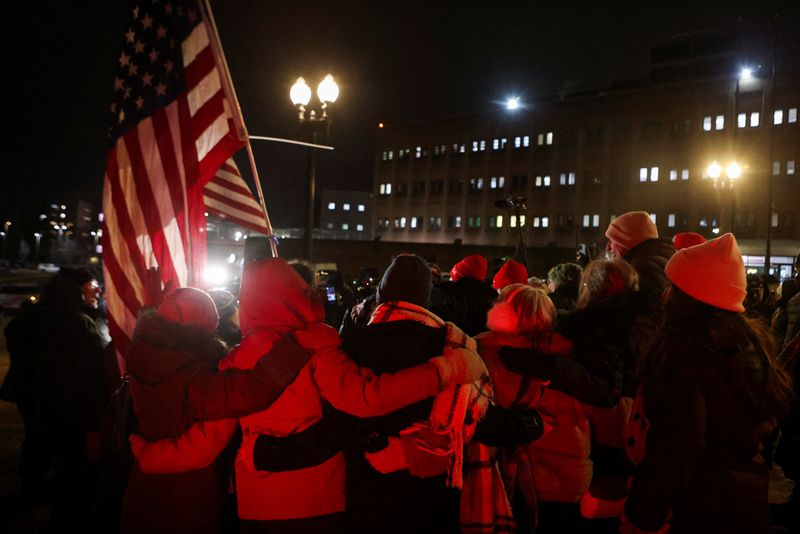 &copy; Reuters. People embrace and sing songs to celebrate after people are released from the DC Central Detention Facility after U.S. President Donald Trump made a sweeping pardon of nearly everyone charged in the January 6, 2021 attack on the U.S. Capitol, in Washingto