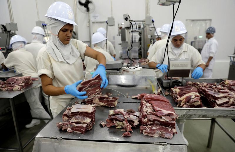 © Reuters. FILE PHOTO: Employees work at the assembly line of jerked beef at a plant of JBS S.A, the world's largest beef producer, in Santana de Parnaiba, Brazil December 19, 2017. REUTERS/Paulo Whitaker/File Photo