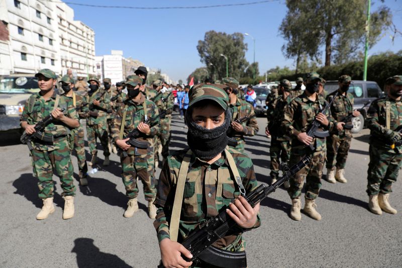 © Reuters. FILE PHOTO: Houthi fighters take part in a parade for people who attended Houthi military training as part of a mobilization campaign, in Sanaa, Yemen December 18, 2024. REUTERS/Khaled Abdullah/File Photo