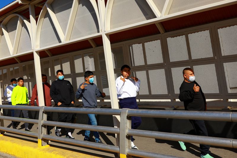 &copy; Reuters. FILE PHOTO: Migrants deported from the U.S. walk towards Mexico at the Paso del Norte International border bridge, in Ciudad Juarez, Mexico January 10, 2025. REUTERS/Jose Luis Gonzalez/File Photo