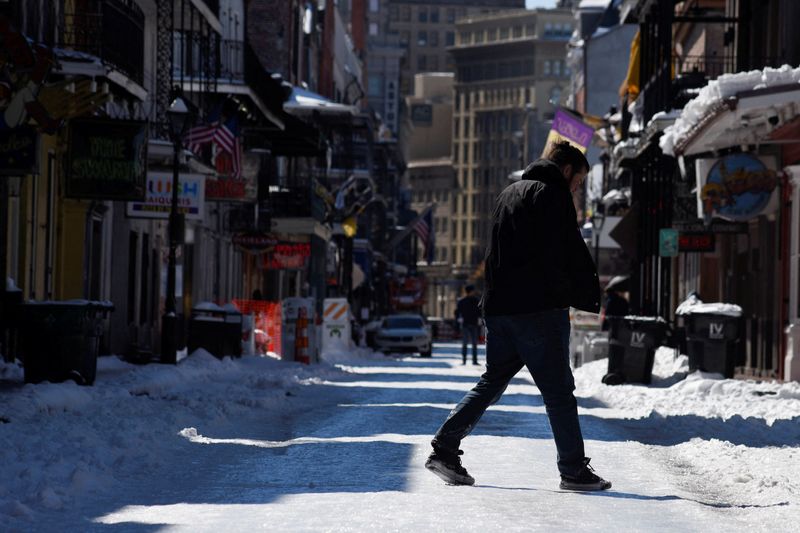 © Reuters. A mix of snow and ice covers Bourbon Street after a rare winter snowstorm churned across the U.S. Gulf Coast, in New Orleans, Louisiana, U.S. January 22, 2025. REUTERS/Shawn Fink