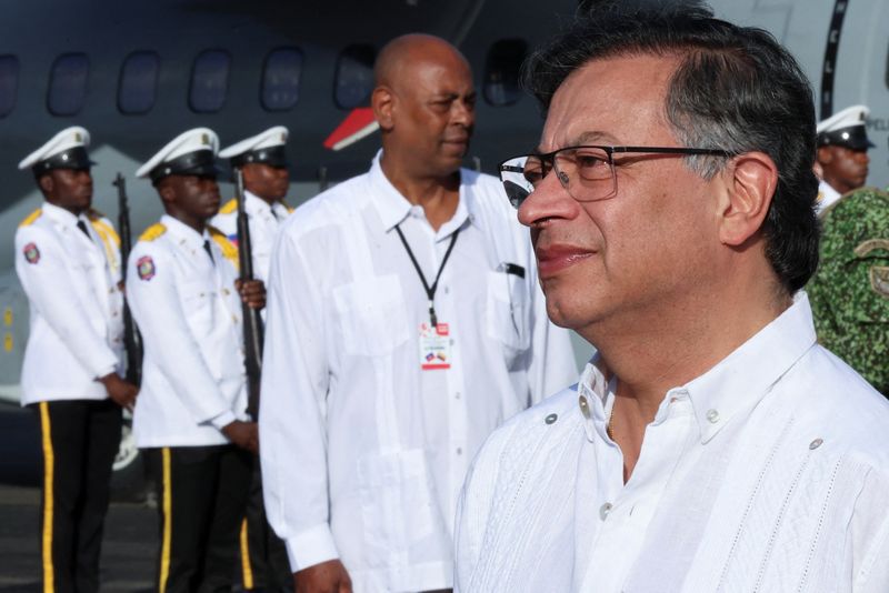 © Reuters. Colombian President Gustavo Petro looks on as he is welcomed with military honors by Leslie Voltaire, president of Haiti's Transition Council, upon his arrival for an official visit where they will have a binational council of ministers, in Jacmel, Haiti January 22, 2025. REUTERS/Marckinson Pierre