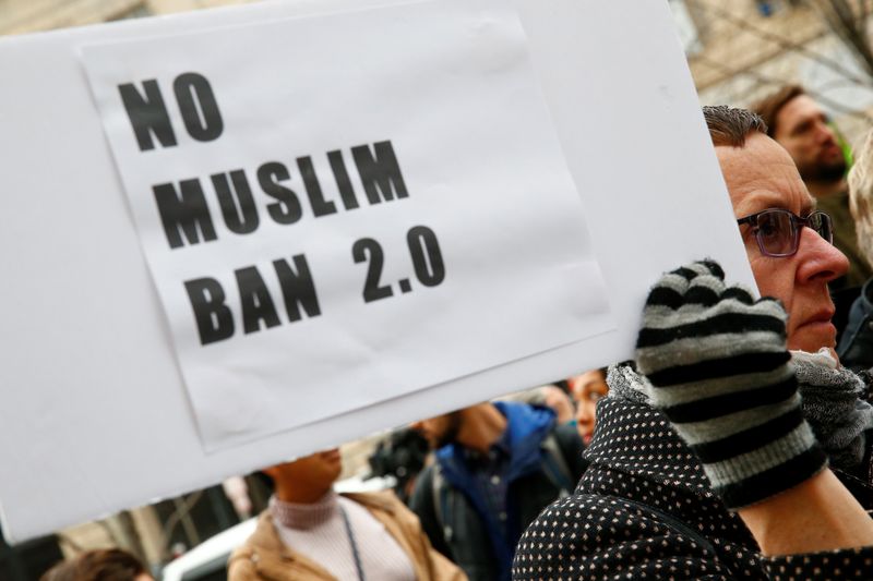 © Reuters. FILE PHOTO: Immigration activists rally against the Trump administration's new ban against travelers from six Muslim-majority nations, in Washington, U.S., March 7, 2017. REUTERS/Eric Thayer/File Photo