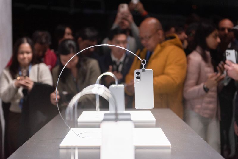 © Reuters. People take pictures of the Galaxy S25 Edge smartphone during the Samsung Galaxy Unpacked 2025 winter event in San Jose, California, U.S., January 22, 2025.  REUTERS/Laure Andrillon