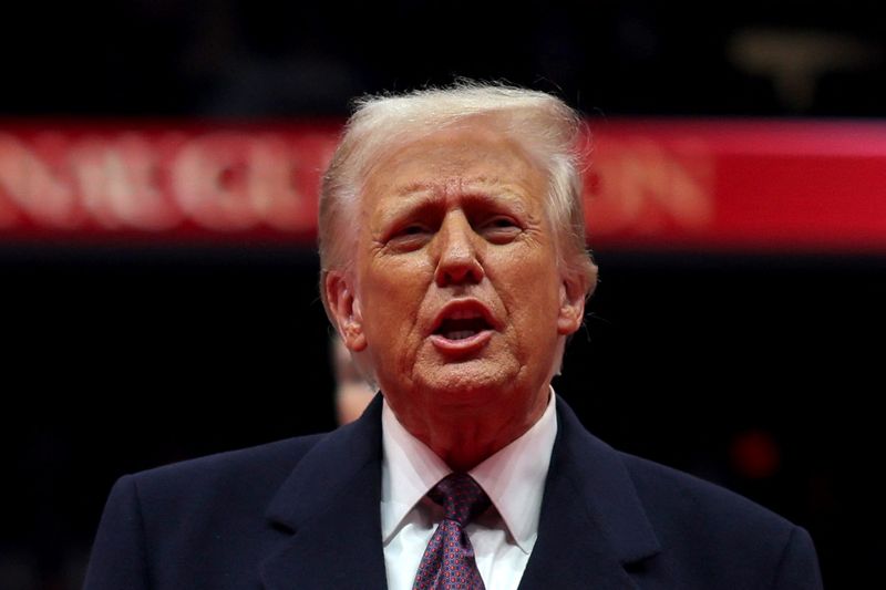 © Reuters. U.S. President Donald Trump speaks during the inaugural parade inside Capital One Arena on the inauguration day of his second presidential term, in Washington, U.S. January 20, 2025. REUTERS/Carlos Barria