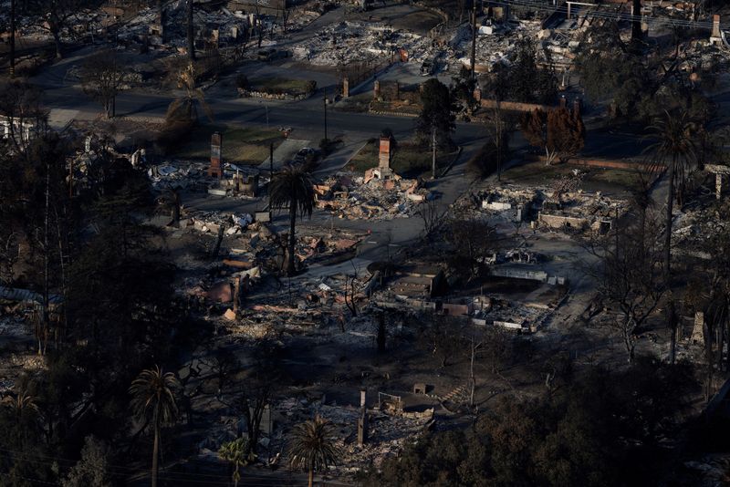 © Reuters. An aerial view of the fire damage caused by the Eaton Fire is shown in Altadena, California, U.S. January 22, 2025.  REUTERS/Mike Blake