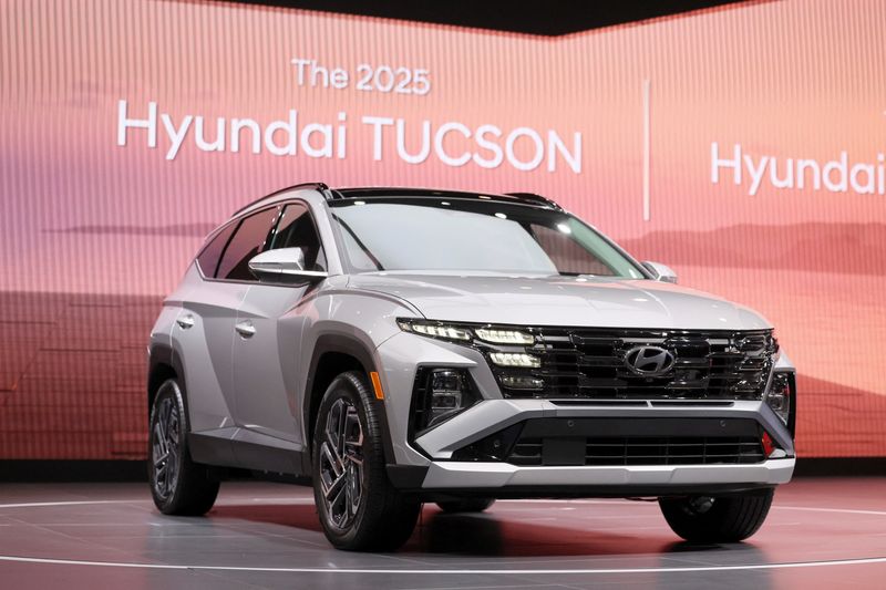 © Reuters. FILE PHOTO: A 2025 Hyundai TUCSON is displayed during the New York International Auto Show Press Preview, in Manhattan, New York City, U.S., March 27, 2024. REUTERS/Brendan McDermid