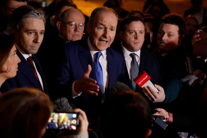 © Reuters. Taoiseach Elect (Prime Minister Elect) Micheal Martin speaks to members of the media next to Taoiseach (Prime Minister) Simon Harris after Parliament was adjourned after an argument over speaking rights led to a breakdown in proceedings to nominate the next Taoiseach of Ireland, in Dublin, Ireland, January 22, 2025. REUTERS/Clodagh Kilcoyne