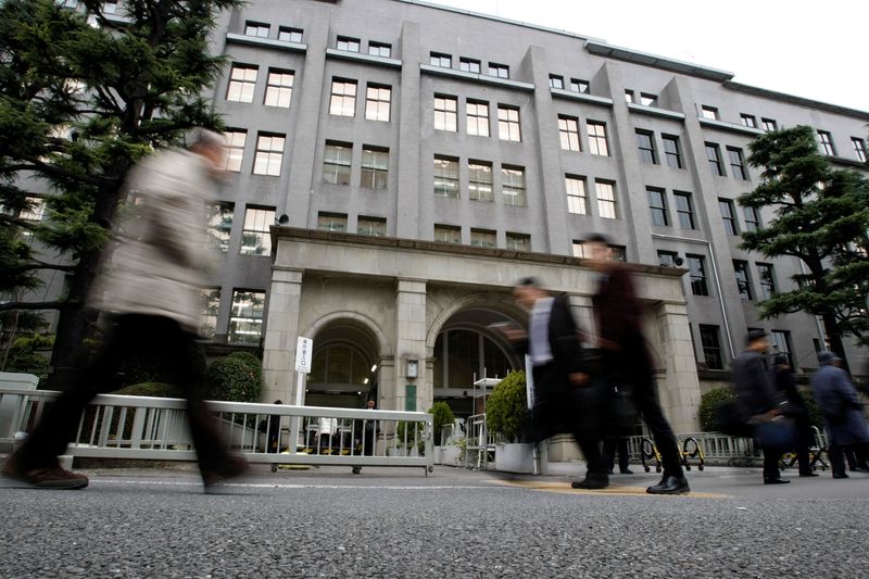 © Reuters. FILE PHOTO: Pedestrians walk past the Finance Ministry building in Tokyo March 13, 2009. REUTERS/Toru Hanai/File Photo