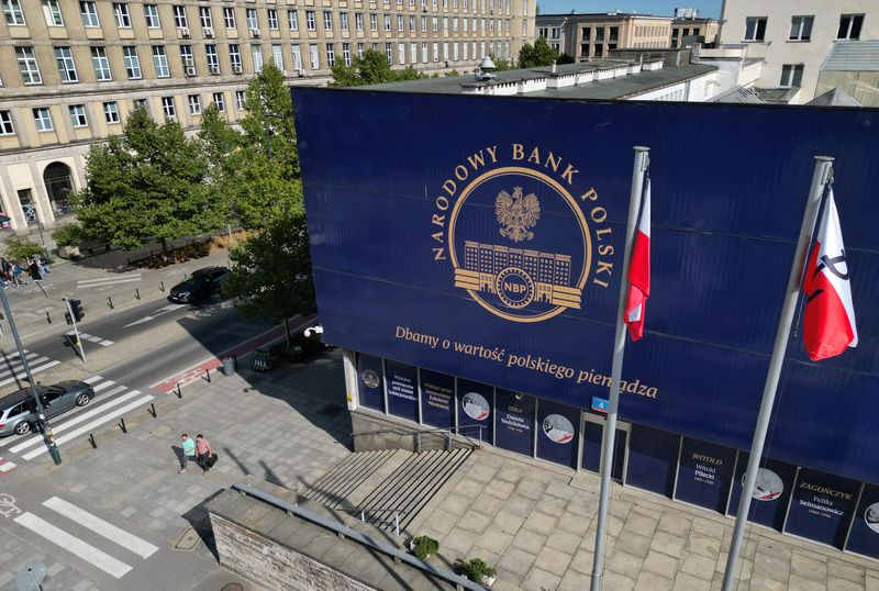 &copy; Reuters. FILE PHOTO: People walk in front of the Polish Central Bank (NBP) in Warsaw, Poland, September 25, 2023. REUTERS/Kacper Pempel/File Photo